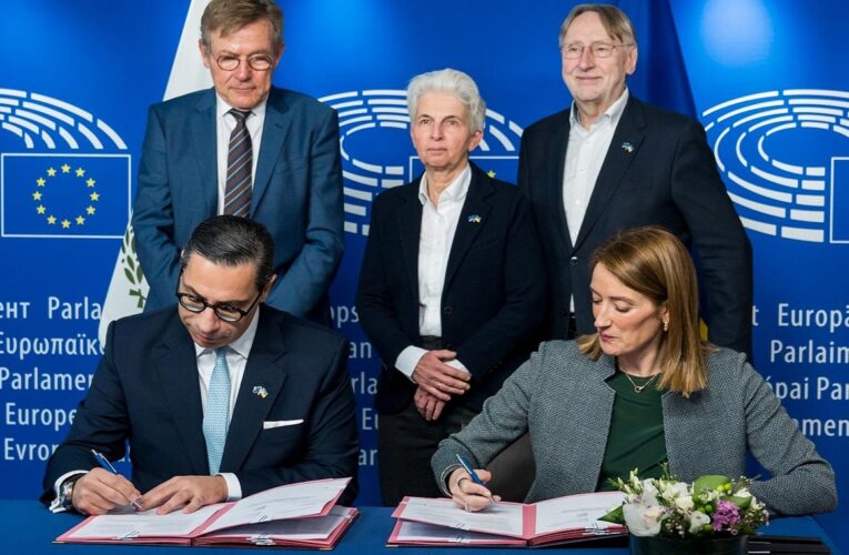 У ЄП підписали кредит для України на 90 млрд євро