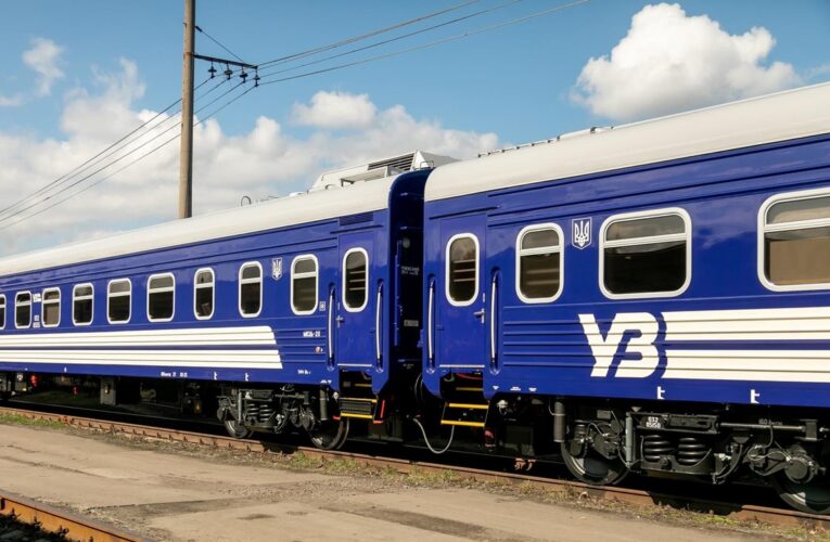 Укрзалізниця змінила рух потягів через обстріли