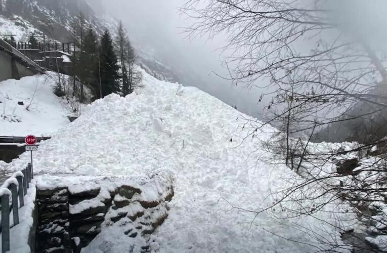 В Альпах сталося кілька сходжень лавин: з рейок зійшов поїзд