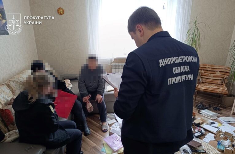 В Дніпрі батьків-вихователів підозрюють у катуванні шести дітей