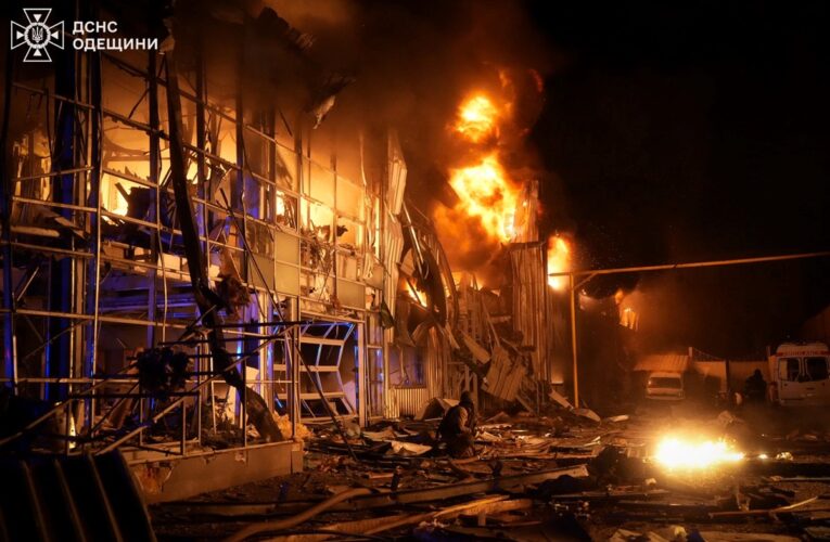 В Одесі через атаку дронів згорів автосалон
