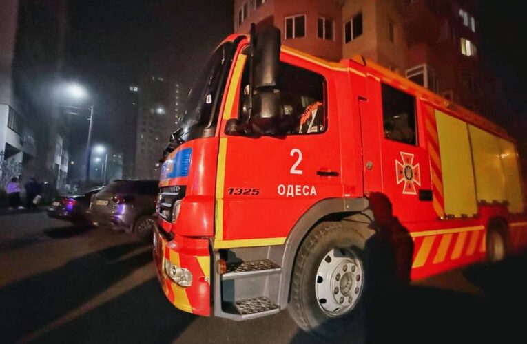 В Одесі горять будинки, СТО і магазин, є поранені