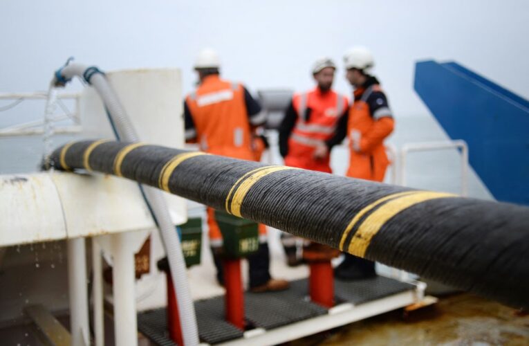 З дна океану підіймають перший оптоволоконний трансатлантичний кабель