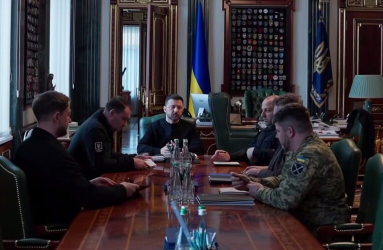 Зеленський зустрівся з переговорною командою