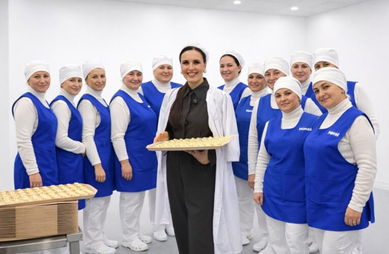 Зірка ліпить пельмені: як Міла Нітіч побувала на виробництві MAKEY у Кривому Розі