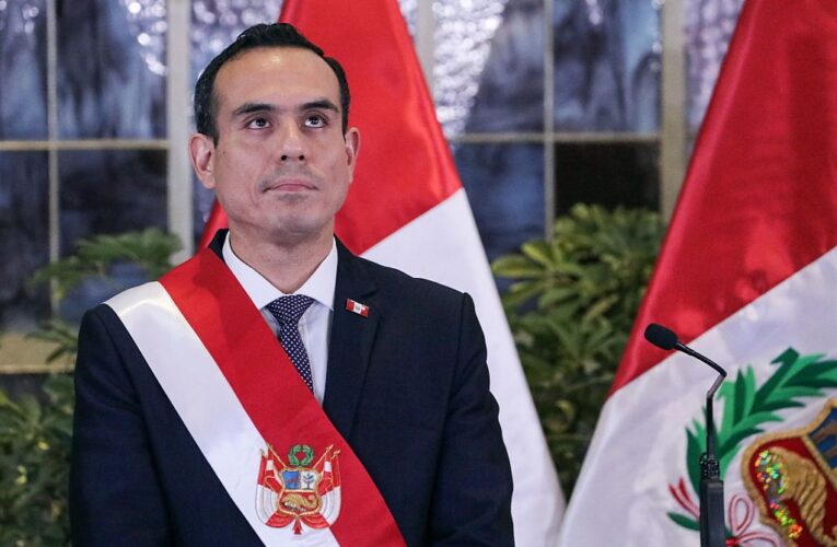 Зустрічався з китайським бізнесом: в Перу усунули з посади президента