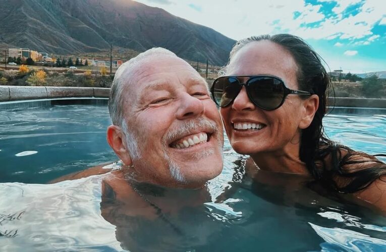 62-річний лідер Metallica освідчився коханій під водою серед акул