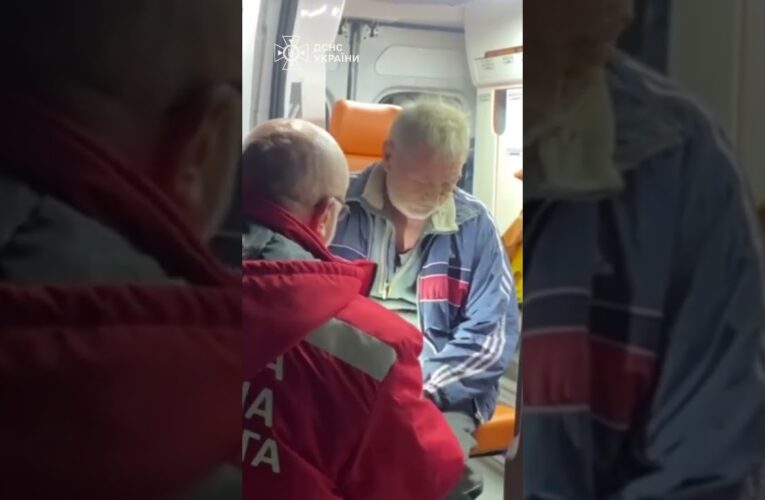 «Мамо!»: рятувальники шукають рідних під завалами у Запоріжжі