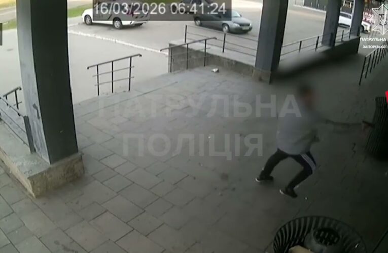 Поліцейський застосував табельну вогнепальну зброю для відбиття нападу: обставини встановлюються