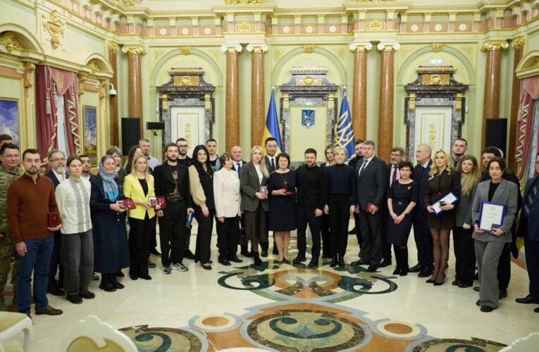 Володимир Зеленський вручив державні нагороди громадянам, які роблять країну сильнішою