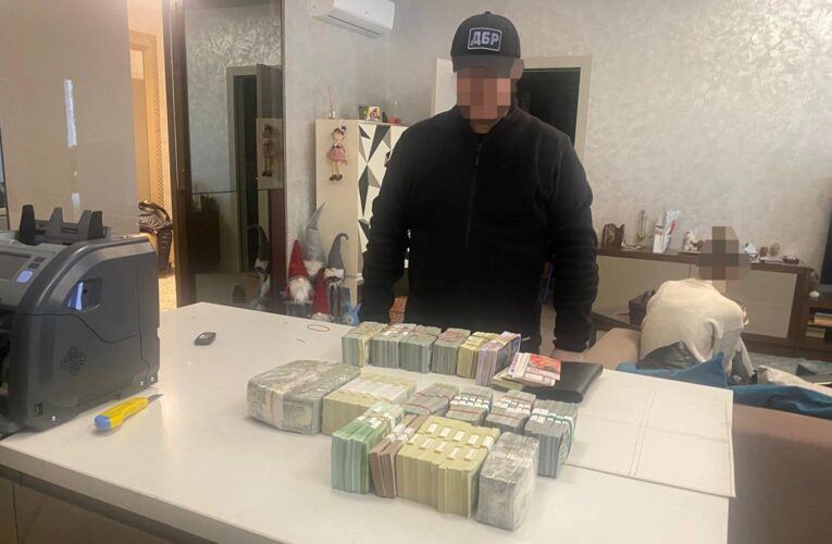 ДБР: Підприємець дав неправдиві свідчення, щоб “відбілити” чиновницю