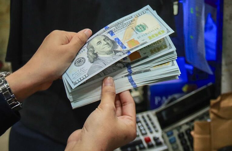 Долар в Україні за крок до психологічного рубежу