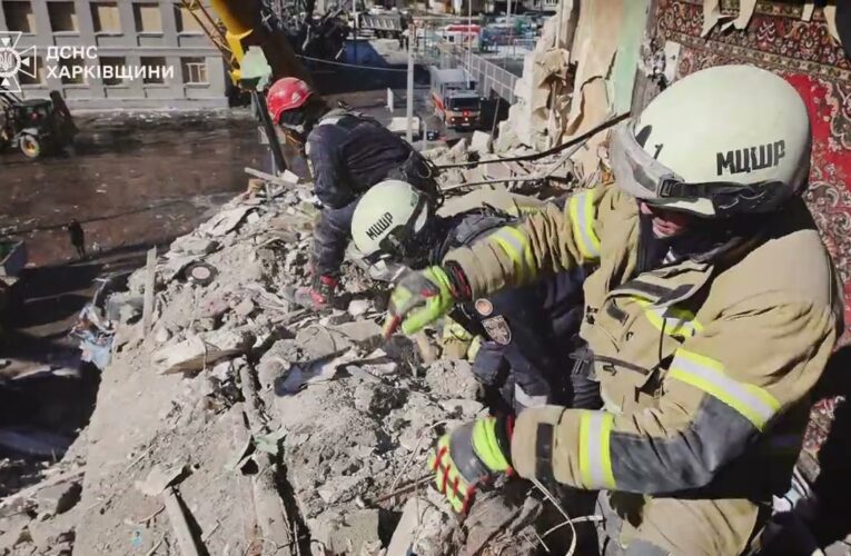 У Харкові тривають пошуково-рятувальні роботи на місці російського ракетного удару