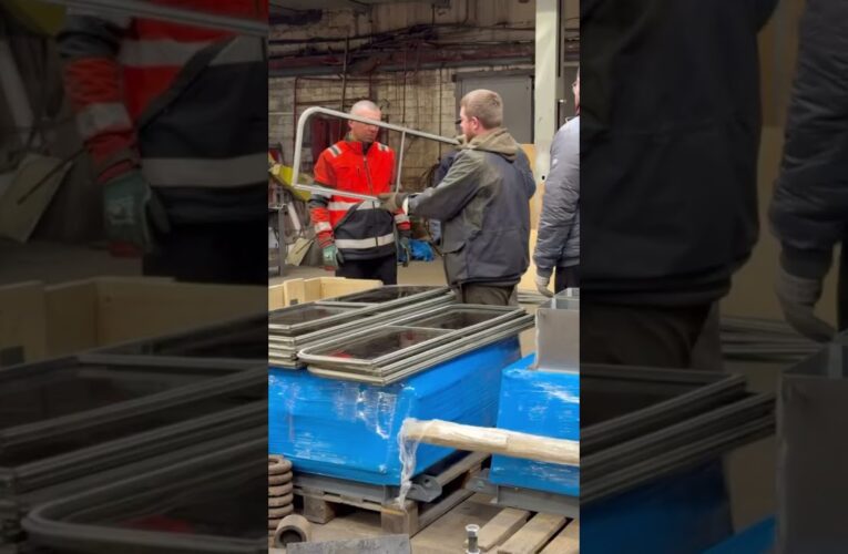 У Києві оновлюють трамваї: у Дарницькому депо капітально ремонтують вагон Tatra T3