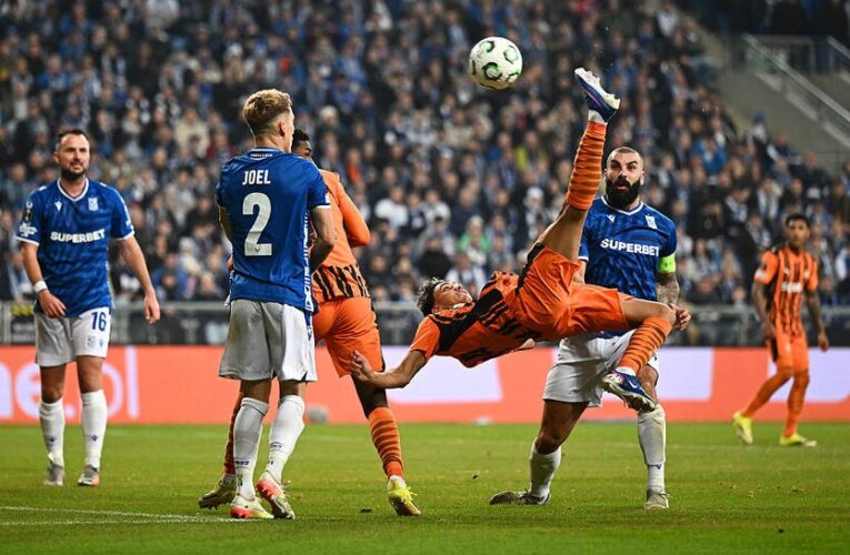 Гол хавбека Шахтаря, який забив Леху у падінні через себе, визнано кращим