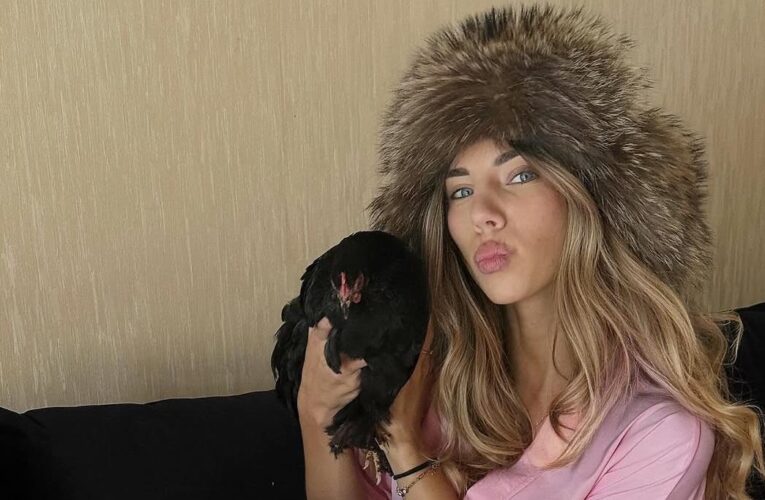 Курка на манікюрі. Одеситка принесла пташку у салон