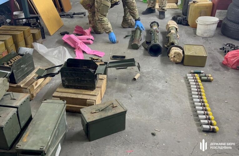Мільйонний “бізнес”: військові продавали зброю, викрадену з фронту