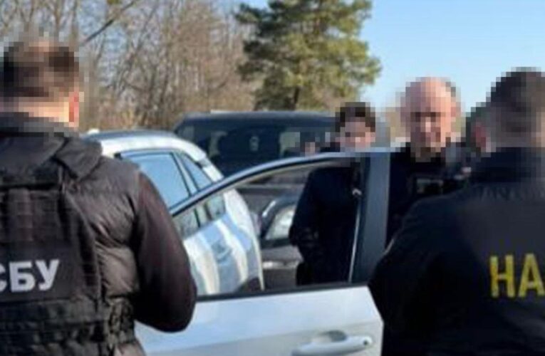 На Буковині викрито суддю, який підмовляв адвоката дати хабар