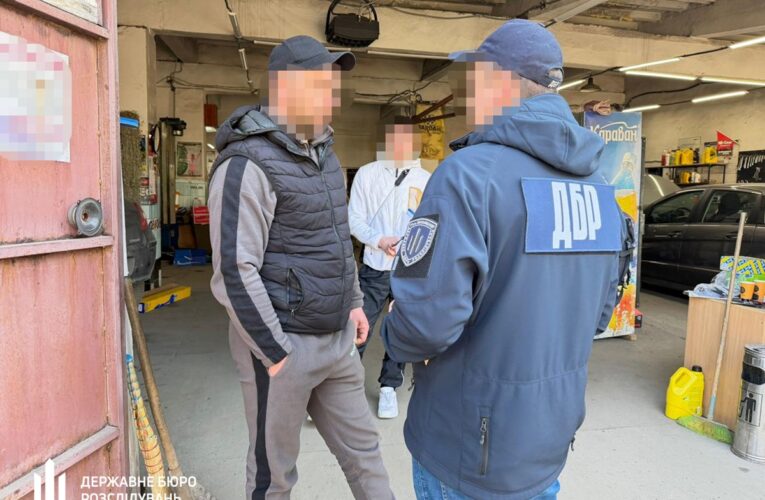 На Буковині військові працювали на ринку і СТО замість служби