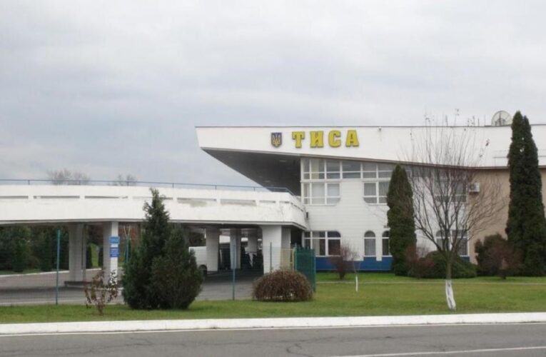 На кордоні з Угорщиною через ПП Тиса призупинено пропуск