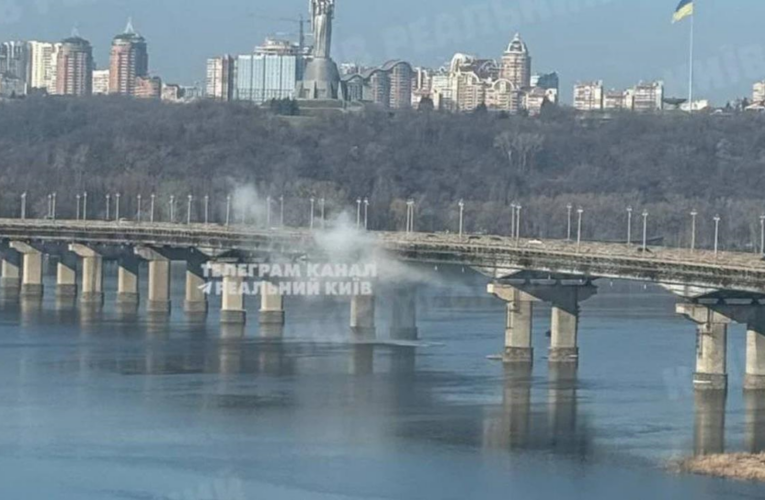 На мосту Патона сталася аварія тепломережі, частина Києва без тепла
