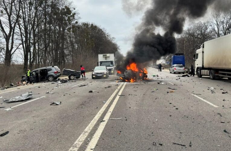Під Львовом автівка вибухнула після ДТП, є жертви