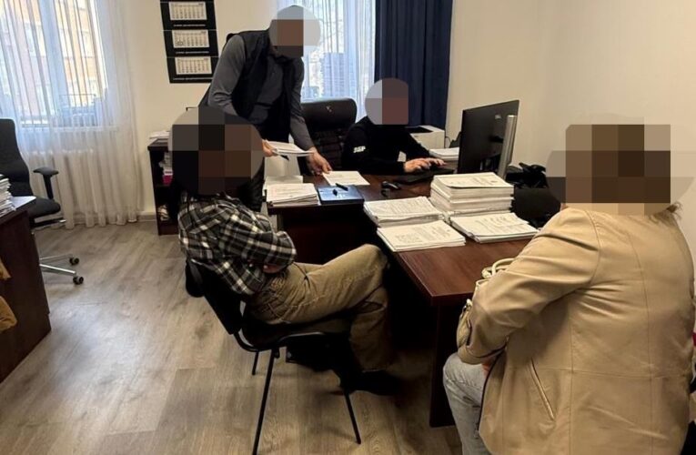 Посадовицю з Рівненщини підозрюють у масштабній вирубці лісу