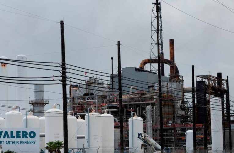 Потужний вибух стався на нафтопереробному заводі у США