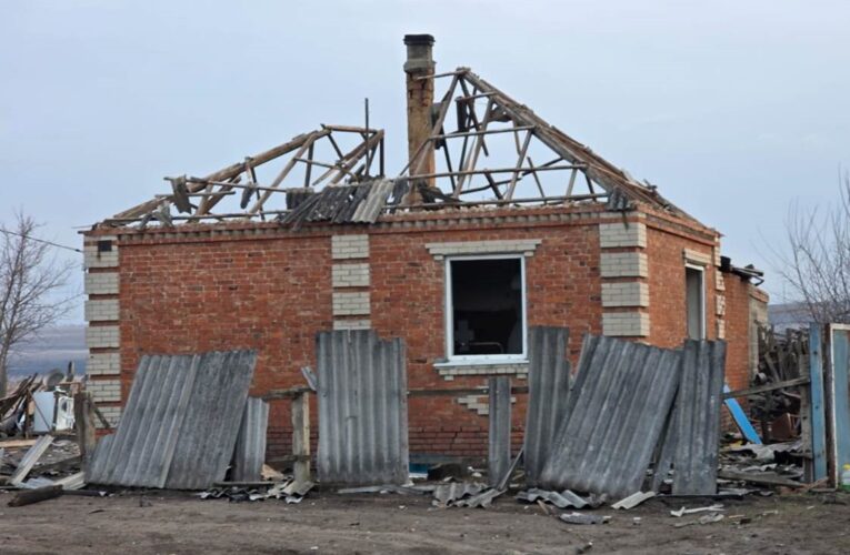 Росіяни атакували село на Донеччині: є жертви і постраждалі