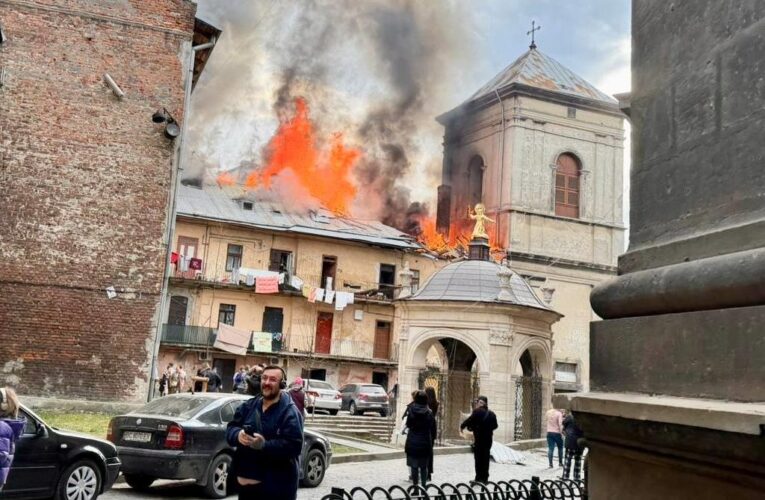 Росіяни поцілили у центр Львова, є поранені