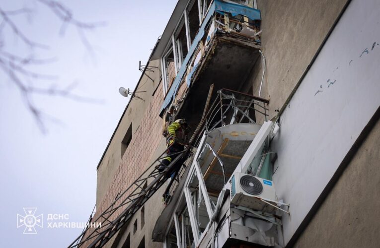Росіяни вдарили по дев&rsquo;ятиповерхівці у Харкові