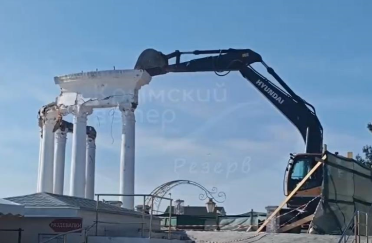 Росіяни знищили “візитівку” Алушти – білу ротонду