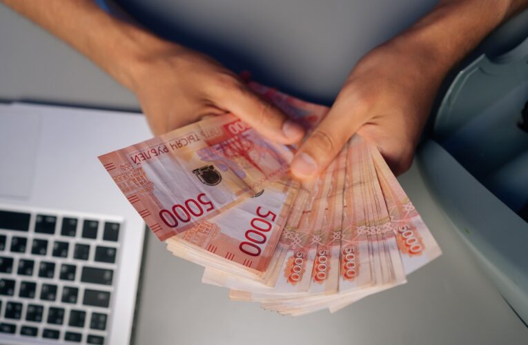 Російський рубль продовжує слабнути, попри зростання цін на нафту