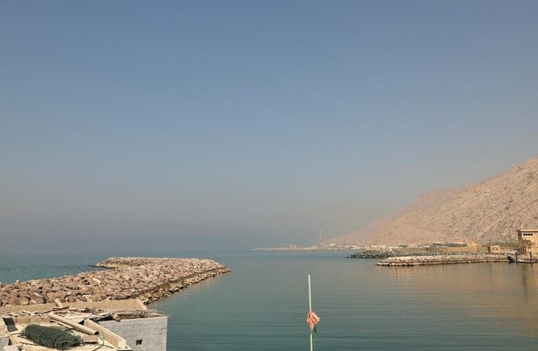 Рух суден в Ормузькій протоці зупинився майже повністю