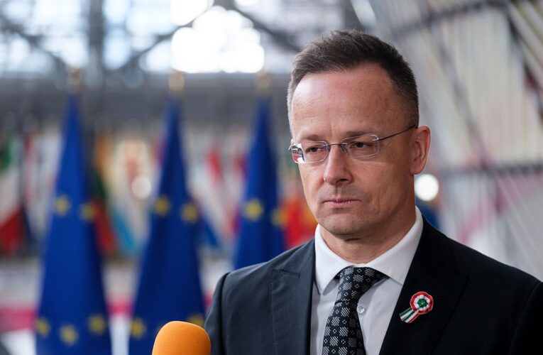 Сійярто телефонував та звітував Лаврову з засідань ЄС – ЗМІ