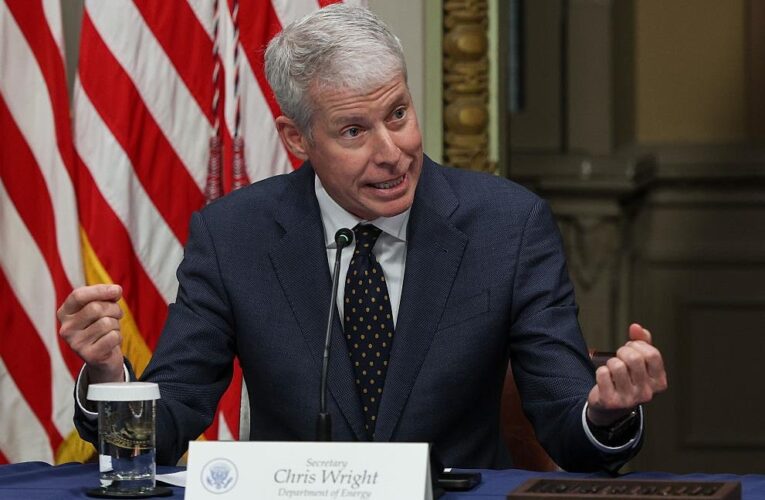 США обіцяють не знімати санкції з російської нафти