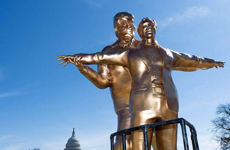 Сцена з Титаніка: біля Капітолія встановили статую Трампа та Епштейна