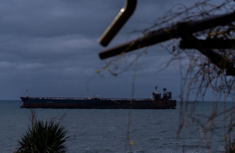 Танкер із російським пальним, який прямував до Куби, змінив курс