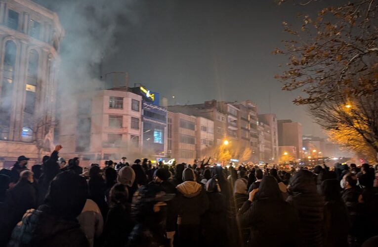 Тримають палець на гачку: іранська поліція погрожує протестувальникам