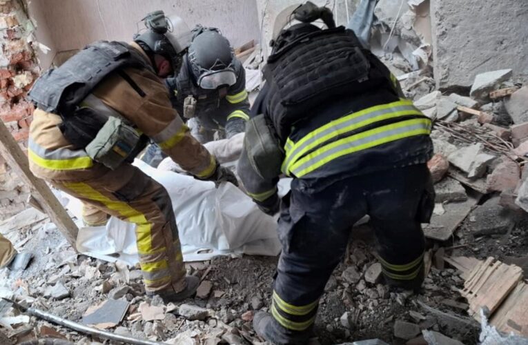 Троє загиблих, 16 поранених: у Дружківці завершили роботи на місці удару РФ