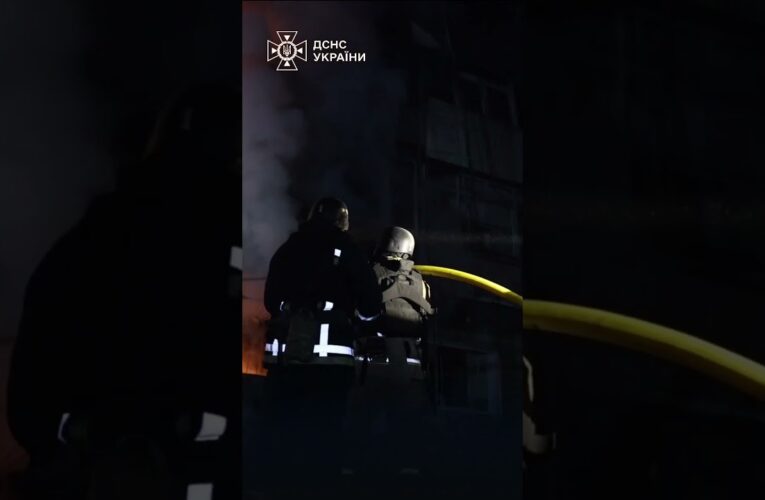 Рятувальники шукають життя серед руїн