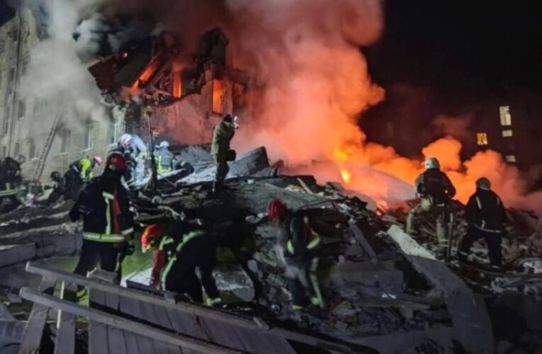 У Харкові не можуть дістати людей з-під завалів