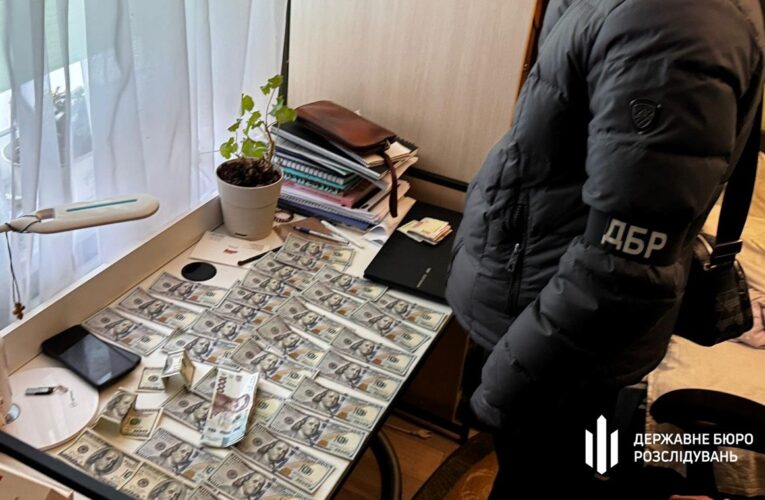 У Києві військовий продав два автомати Калашникова