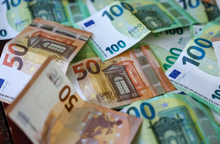 У Німеччині 7-річний хлопчик приніс до школи 5000 євро