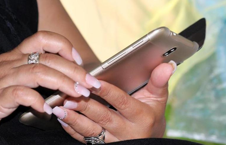 У США створили лак для нігтів, який перетворює палець на стилус