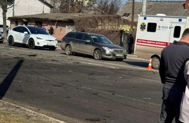 У Сумах дрон влучив у дорогу: пошкоджені авто, є поранені