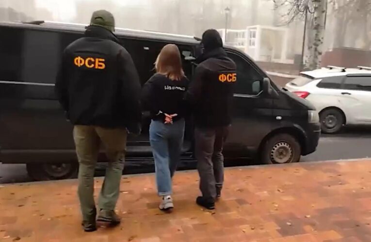 У Волновасі росіяни затримали 18-річну українку “за державну зраду”