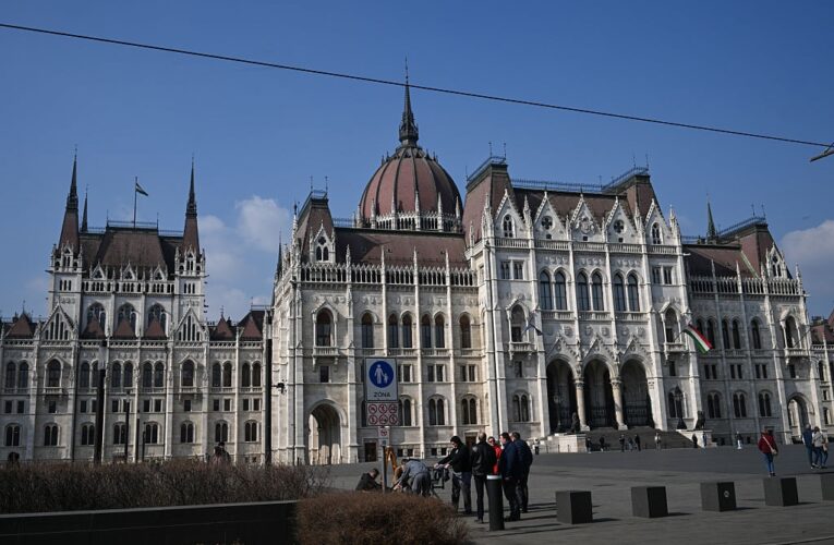 Угорщина “узаконила” арешт грошей і золота України