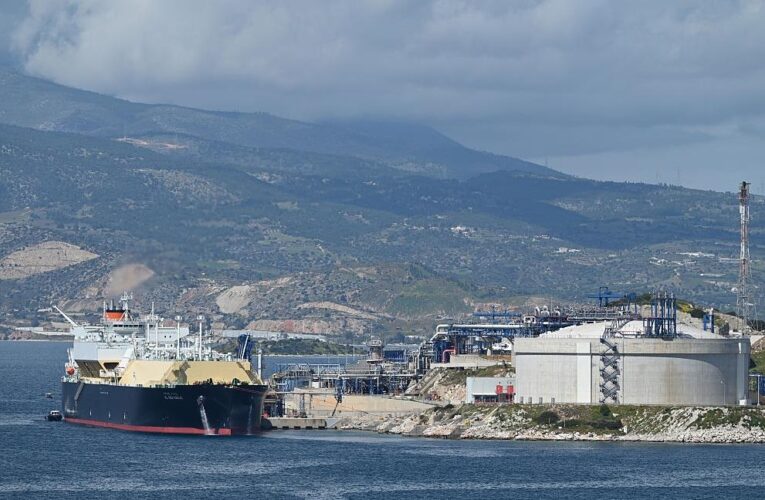 Україна домовляється з Грецією про постачання дизеля та газу