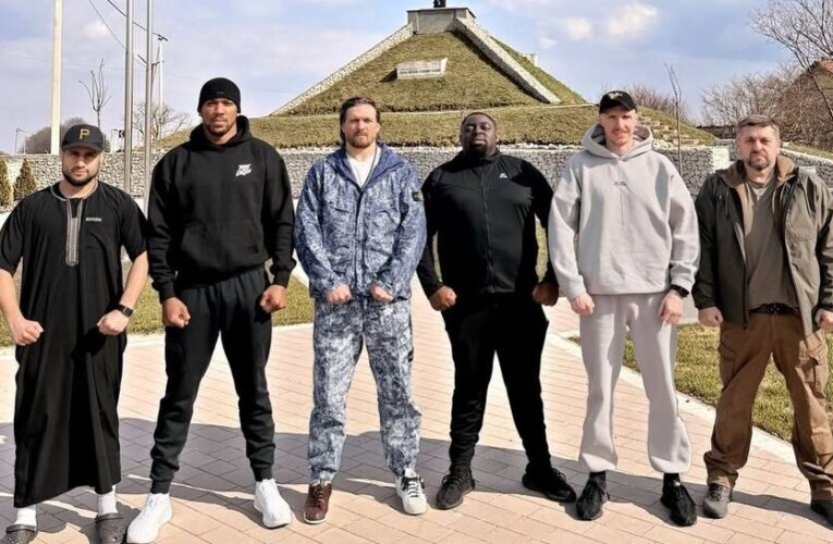 Усик прокоментував поїздку з Джошуа в Україну: Сильний батон